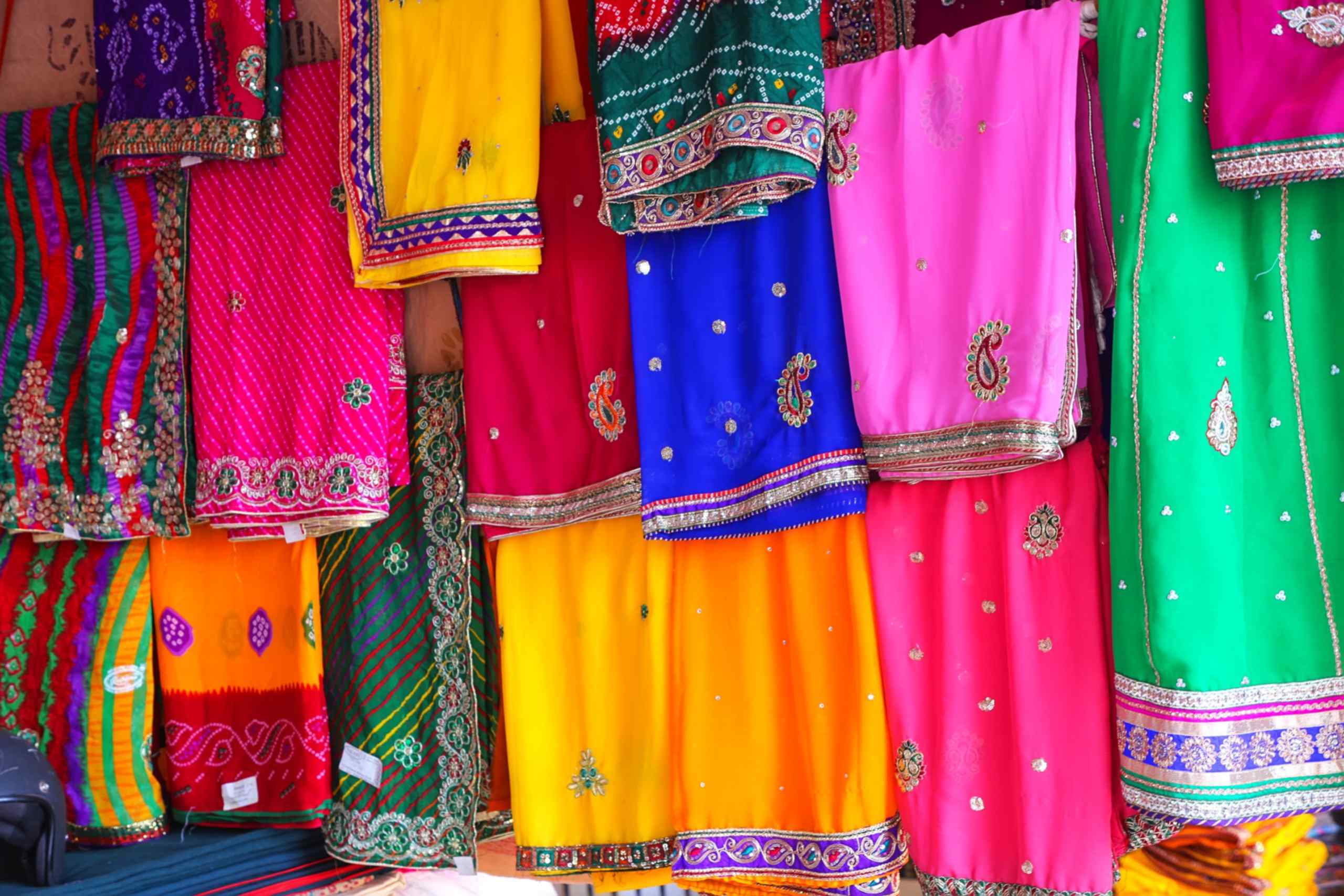 Als Symbol für Angebote: Sari auf einem indischen Markt